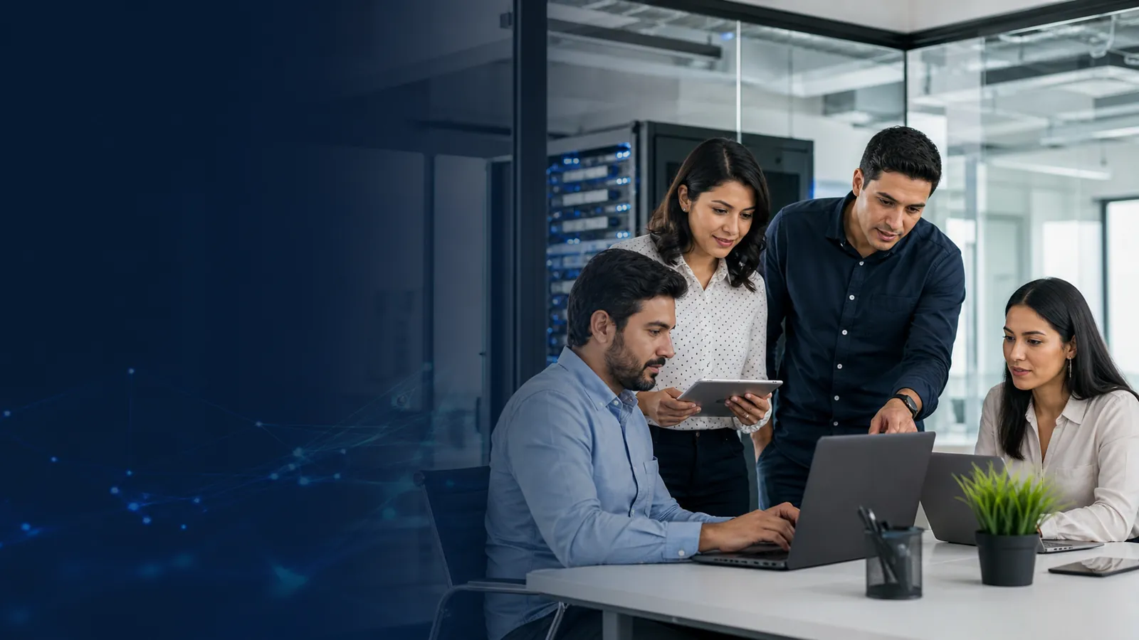 Equipo empresarial coordinando infraestructura, cloud y operación tecnológica